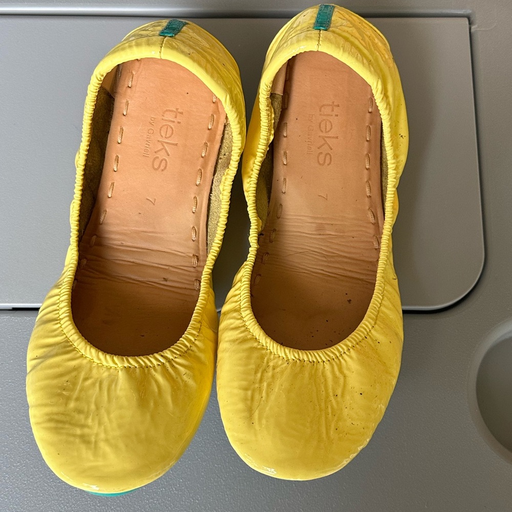 Tieks Yellow Lemon Patent Flats with teal bottom, size 7 - Picture 2 of 7